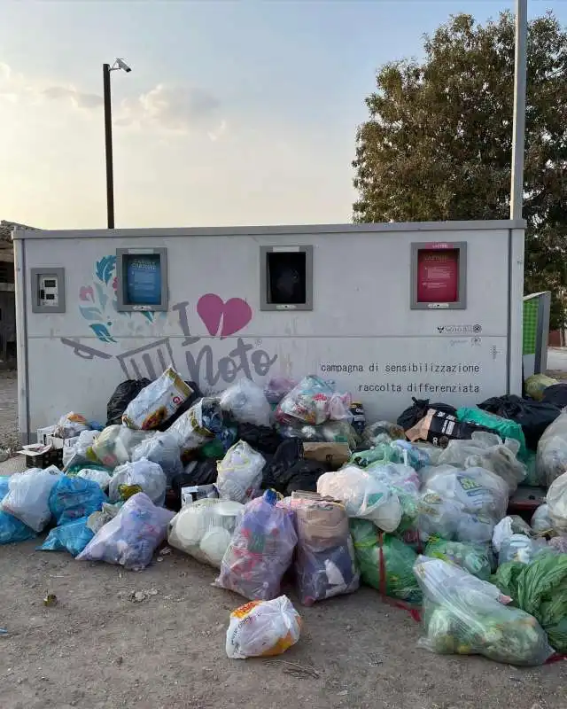 CUMULI DI RIFIUTI A NOTO - FOTO SELVAGGIA LUCARELLI