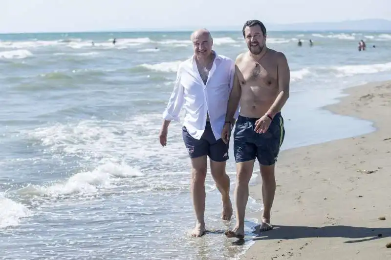 enrico michetti e matteo salvini in spiaggia 2