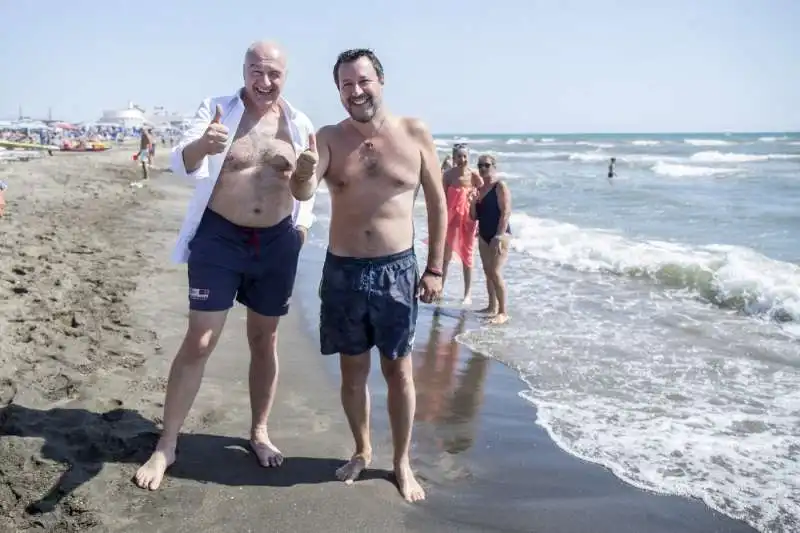 enrico michetti e matteo salvini in spiaggia 3