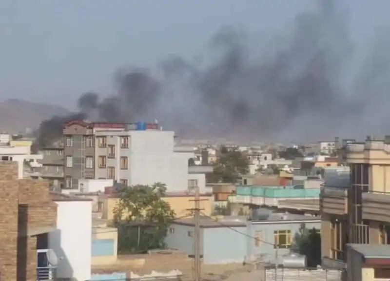 esplosione vicino all aeroporto di kabul 