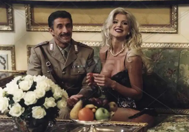 ezio greggio victoria silvstedt     un maresciallo in gondola