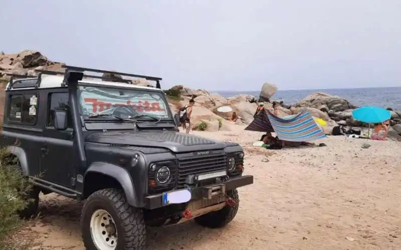 fuoristrada in spiaggia a cala burroni  in sardegna