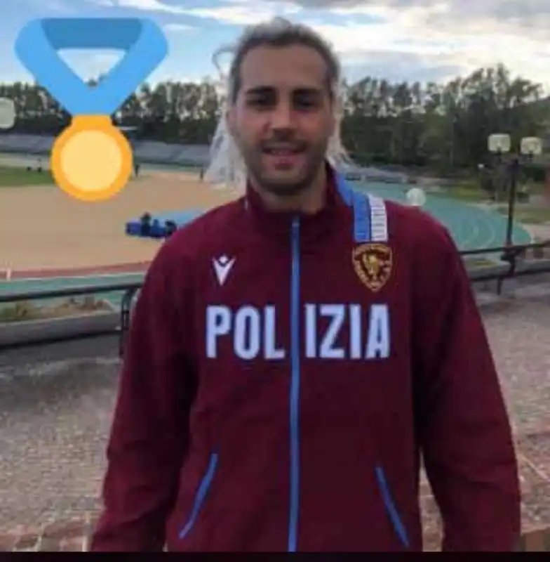 GIANMARCO TAMBERI CON LA TUTA DELLA POLIZIA