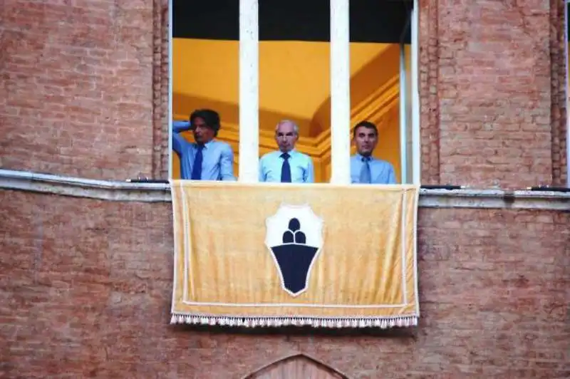 GIUSEPPE MUSSARI GIULIANO AMATO E FRANCO CECCUZZI GUARDANO IL PALIO DALLA FINESTRA DELLA FONDAZIONE MPS