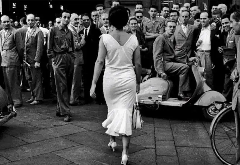 gli italiani si voltano foto di mario de biasi