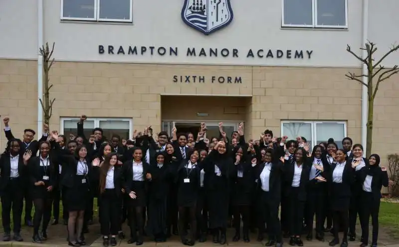 gli studenti della brampton manor academy  4