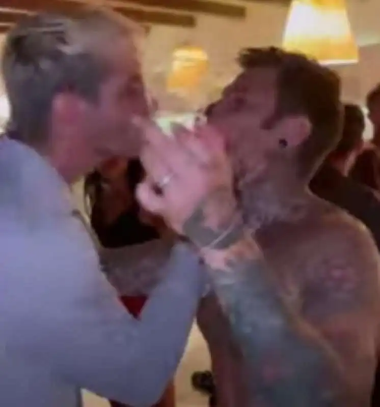 il bacio tra achille lauro e fedez 1