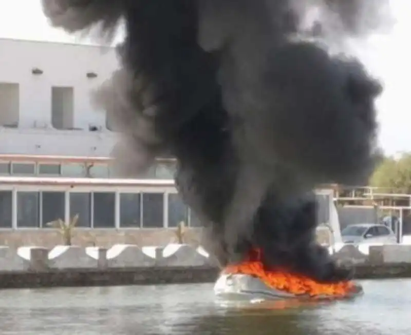 incendio gommone porto cesareo 1