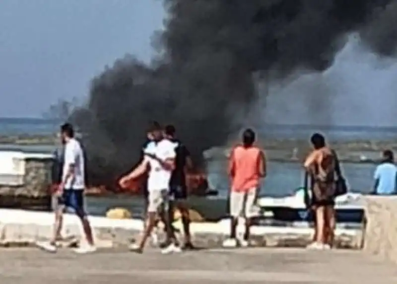 incendio gommone porto cesareo 2