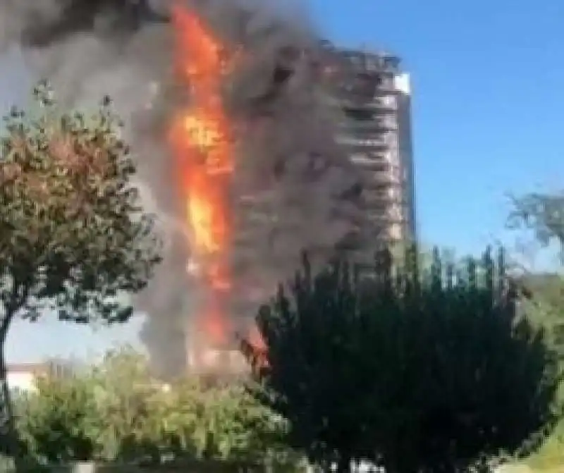 incendio grattacielo via antonini milano  