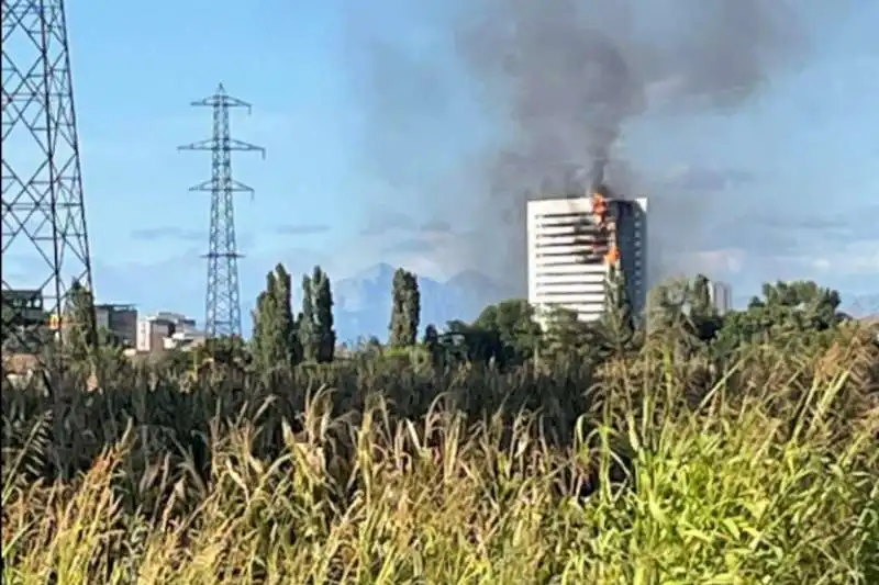 incendio grattacielo via antonini milano 