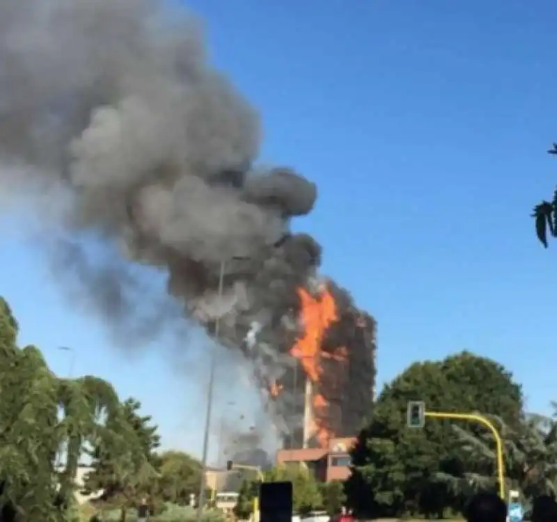 incendio grattacielo via antonini milano  2