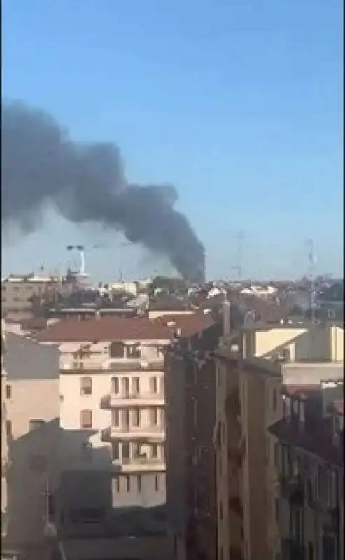 incendio grattacielo via antonini milano  4