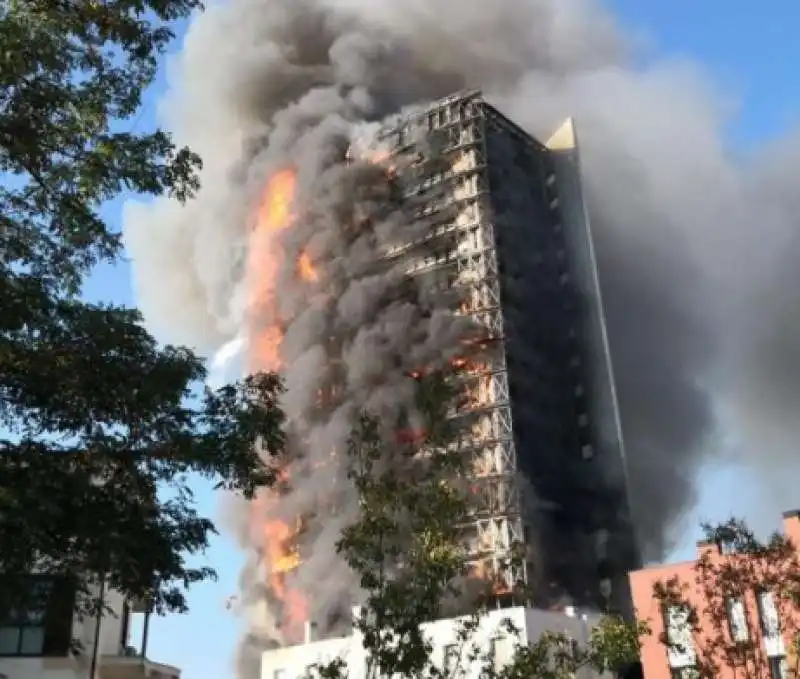 incendio grattacielo via antonini milano  5