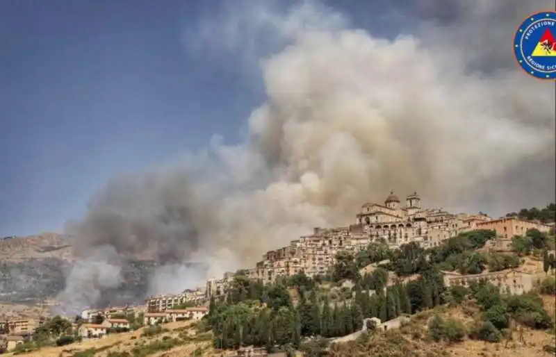 incendio petralia soprana in sicilia  2