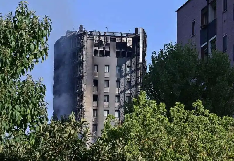 incendio torre del moro milano   4