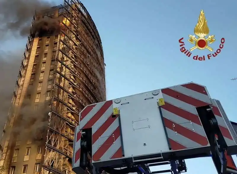 incendio torre del moro milano   6