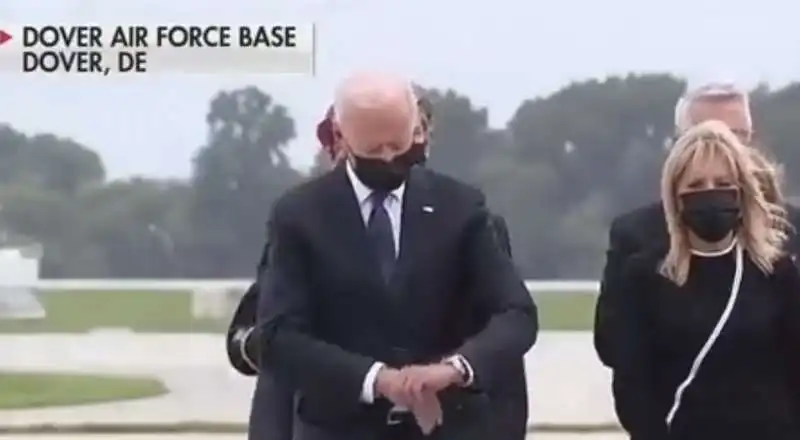 joe biden guarda l'orologio durante il rientro delle salme dei militari morti a kabul 6