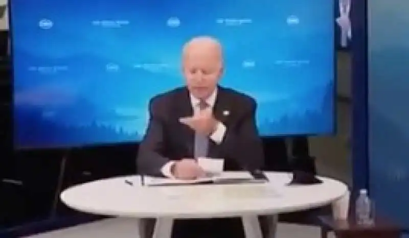 joe biden ha qualcosa sul mento