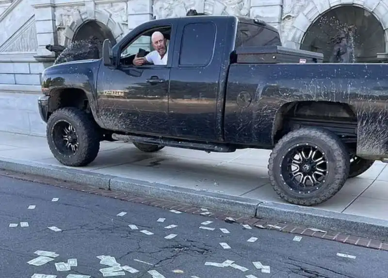  l uomo che minaccia di farsi esplodere a capitol hill. 