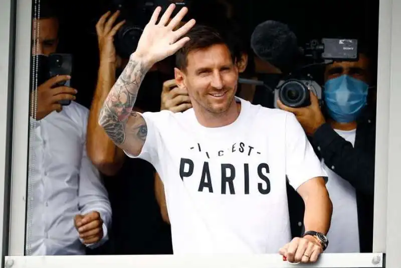 la presentazione di leo messi a parigi 7