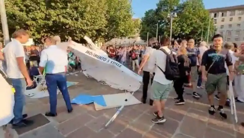 manifestanti no green pass assaltano il gazebo m5s   milano   2