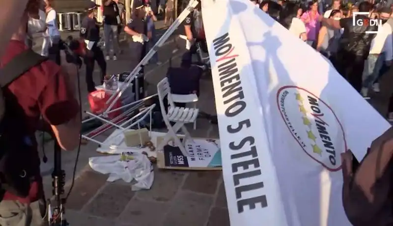 manifestanti no green pass assaltano il gazebo m5s   milano   8