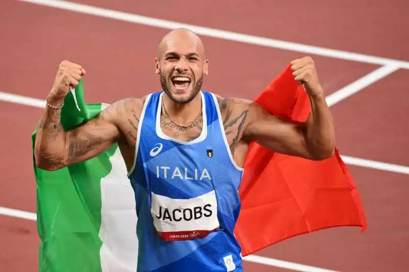 marcell jacobs  vince i 100m a tokyo2020