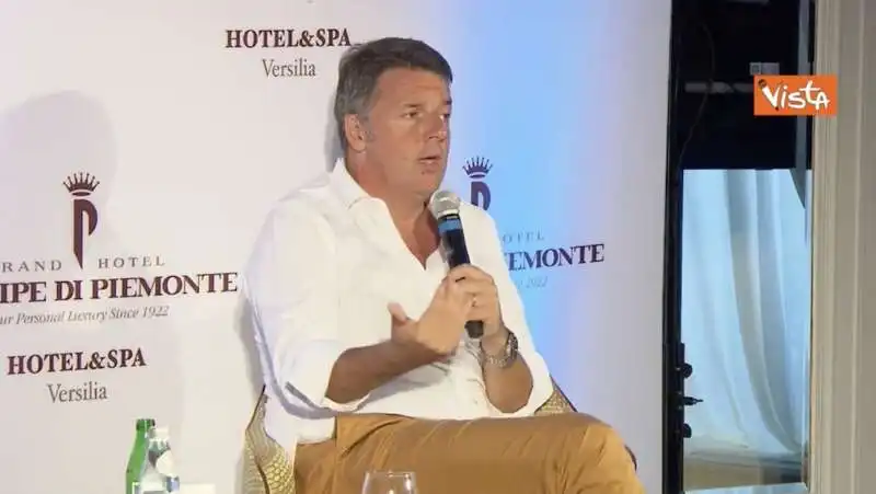 matteo renzi presenta il suo libro a viareggio e imita berlusconi