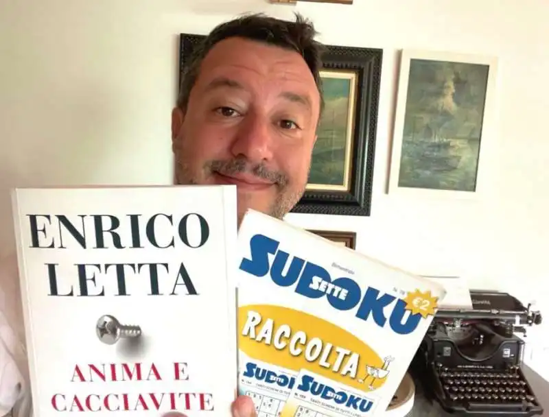 MATTEO SALVINI CON IL LIBRO DI ENRICO LETTA