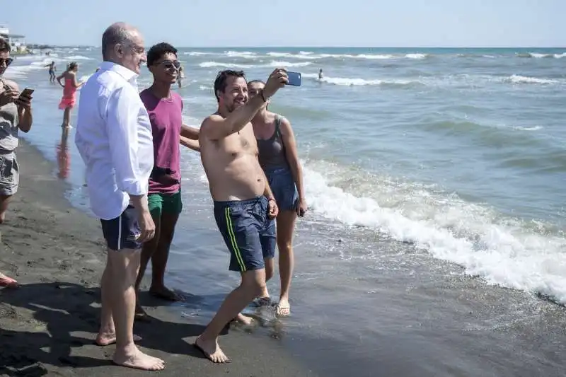 matteo salvini in spiaggia con enrico michetti