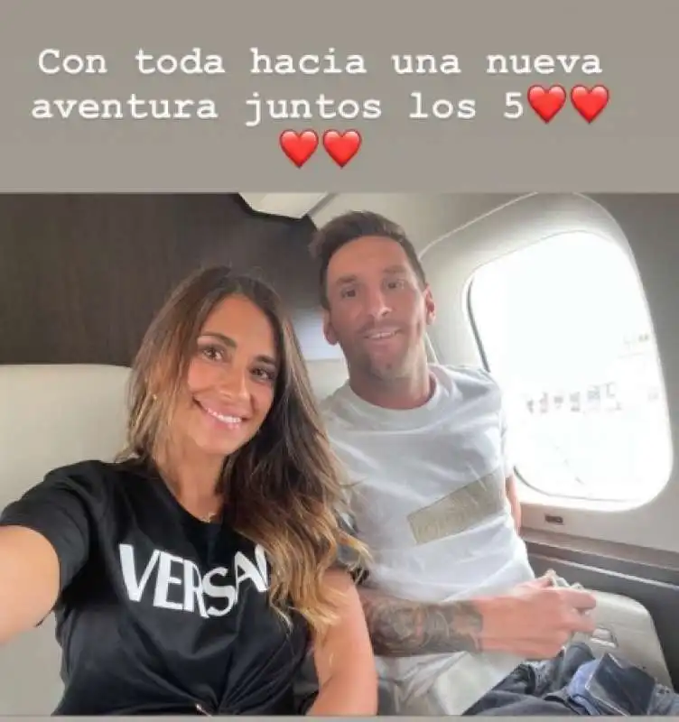 messi con la moglie in aereo