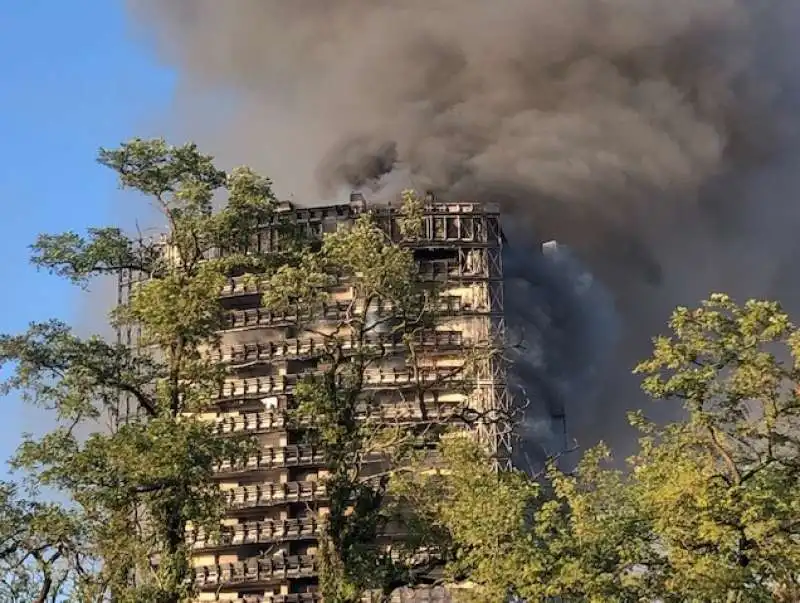 milano   grattacielo via antonini in fiamme   4