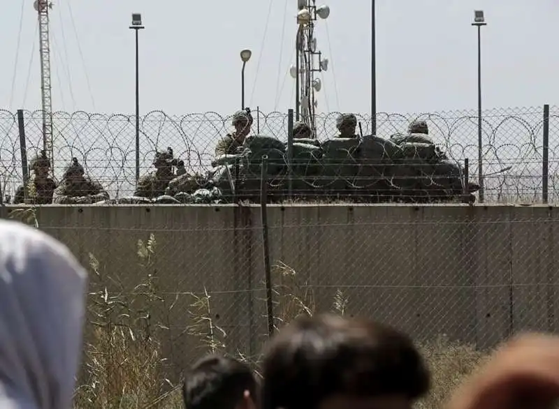 militari americani all aeroporto di kabul 