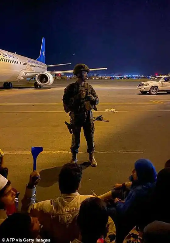 morti all'aeroporto di kabul 5