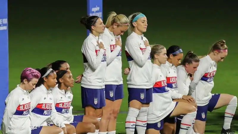 NAZIONALE CALCIO FEMMINILE USA SI INGINOCCHIA 