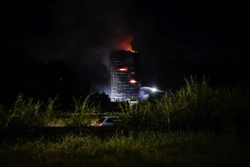 palazzo di via antonini a milano a fuoco 1