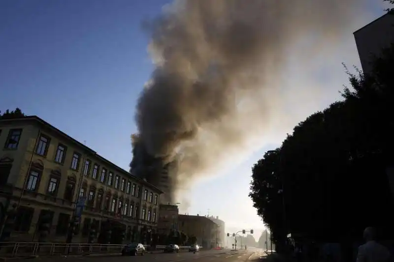 palazzo di via antonini a milano a fuoco 12