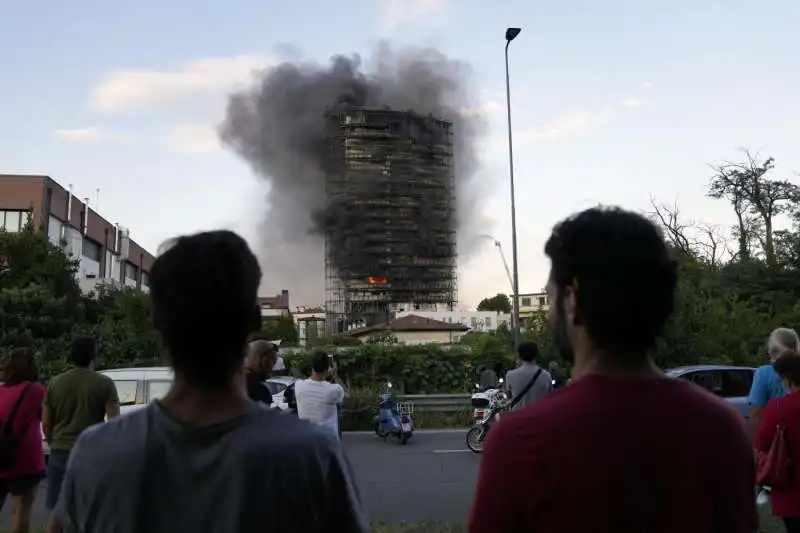 palazzo di via antonini a milano a fuoco 18