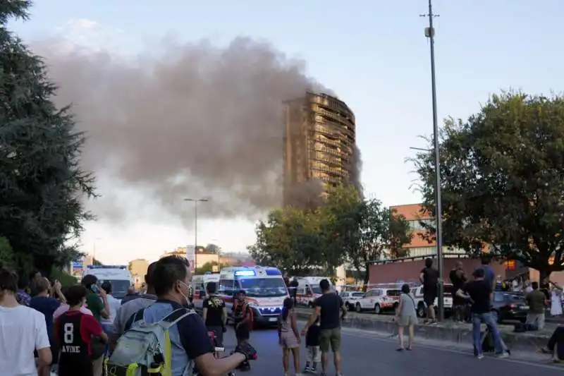 palazzo di via antonini a milano a fuoco 19