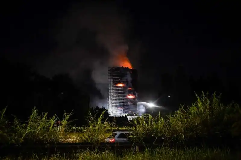 palazzo di via antonini a milano a fuoco 2