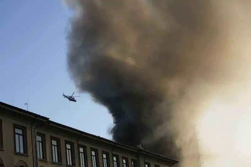 palazzo di via antonini a milano a fuoco 20