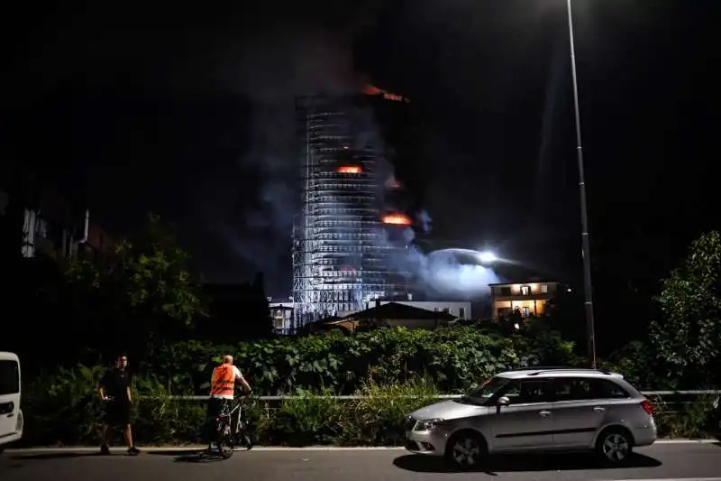 palazzo di via antonini a milano a fuoco 4