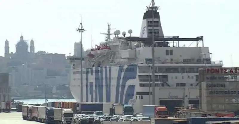 passeggeri bloccati sul traghetto gnv a genova 4