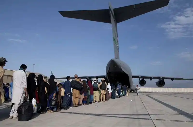 persone in fila per scappare da kabul 