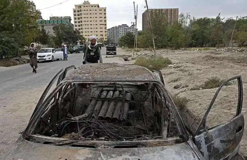 razzi su un auto a kabul 