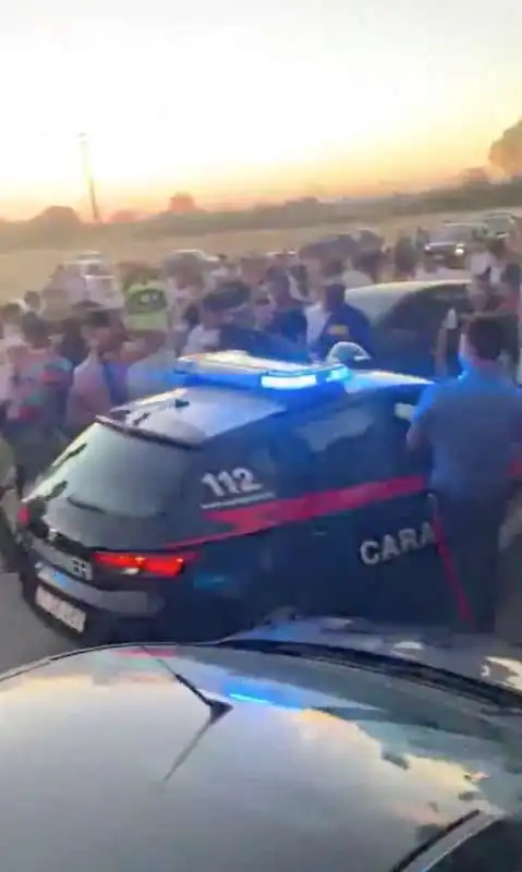 rissa a marotta, carabinieri aggrediti 8