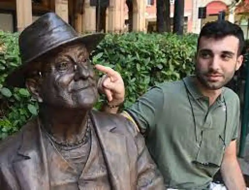 rubati occhiali statua lucio dalla a bologna 6