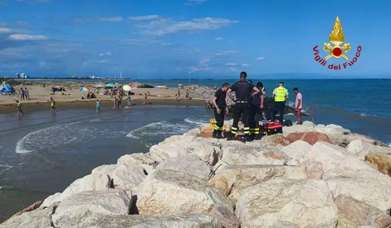 scogli al faro di bibione 4