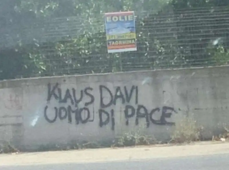 SCRITTA CONTRO KLAUS DAVI 